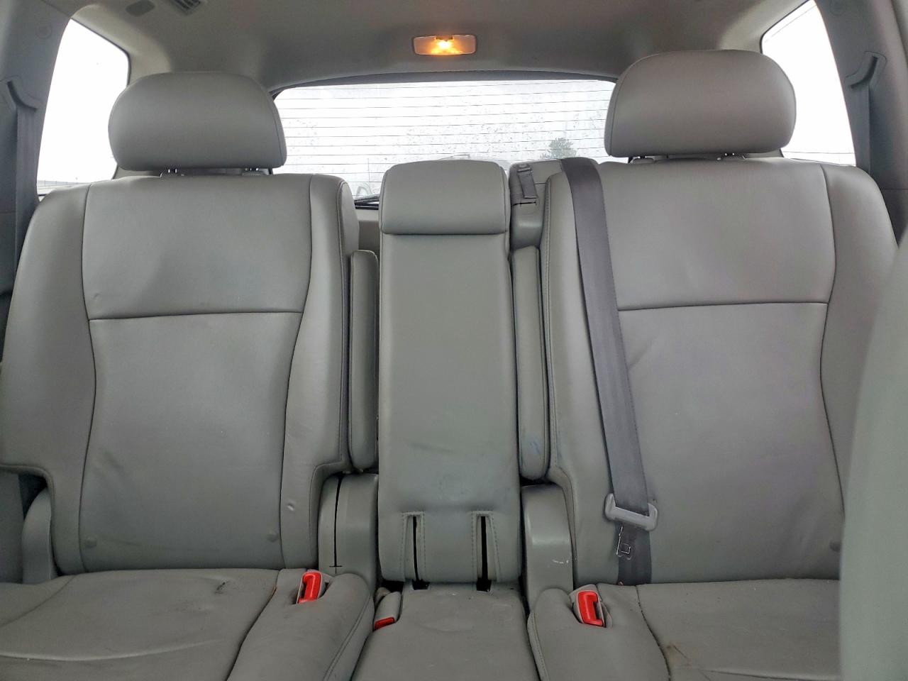 2011 TOYOTA HIGHLANDER SE photo 19