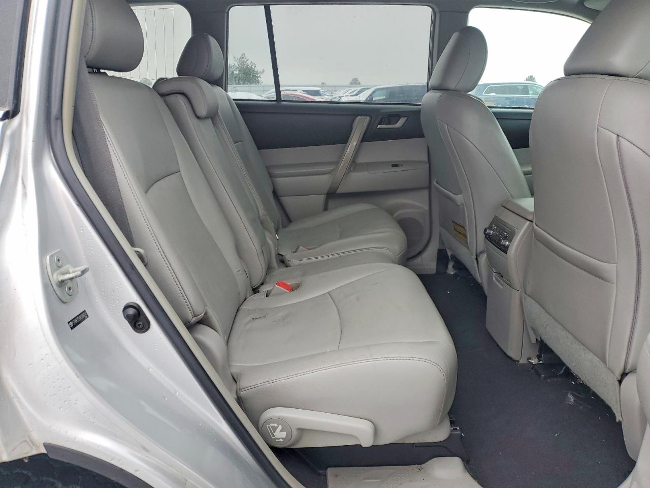 2011 TOYOTA HIGHLANDER SE photo 21