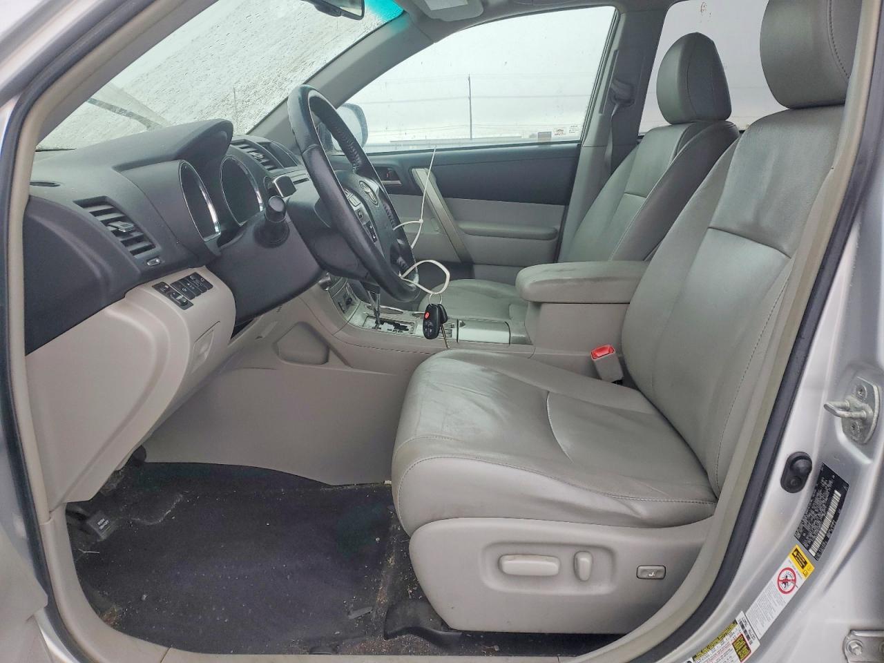 2011 TOYOTA HIGHLANDER SE photo 13
