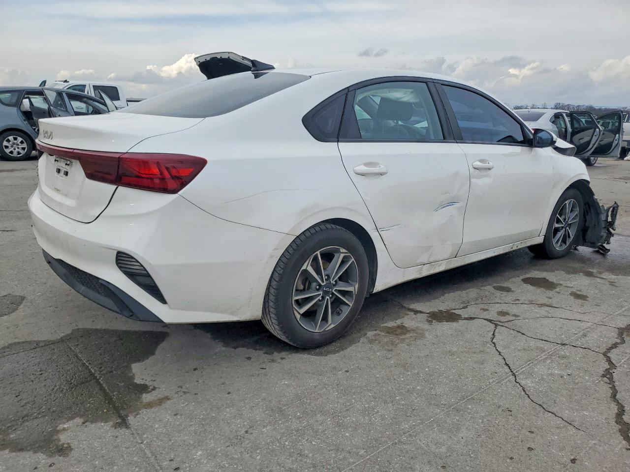 2023 KIA FORTE LX photo 3