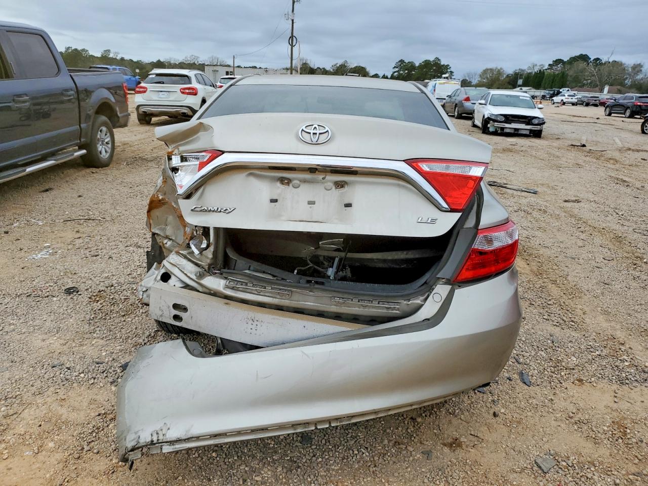 2015 TOYOTA CAMRY LE photo 6