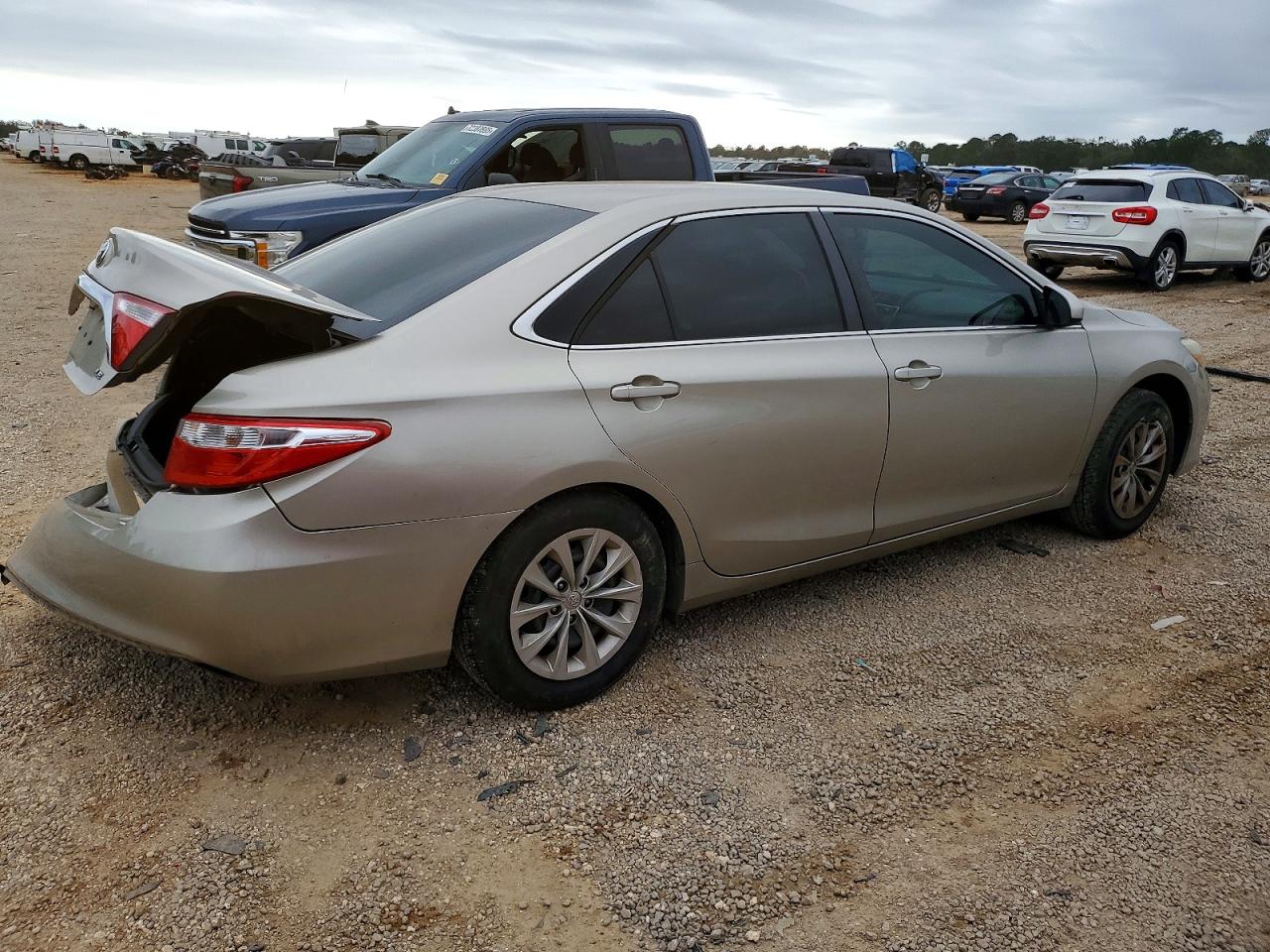 2015 TOYOTA CAMRY LE photo 3