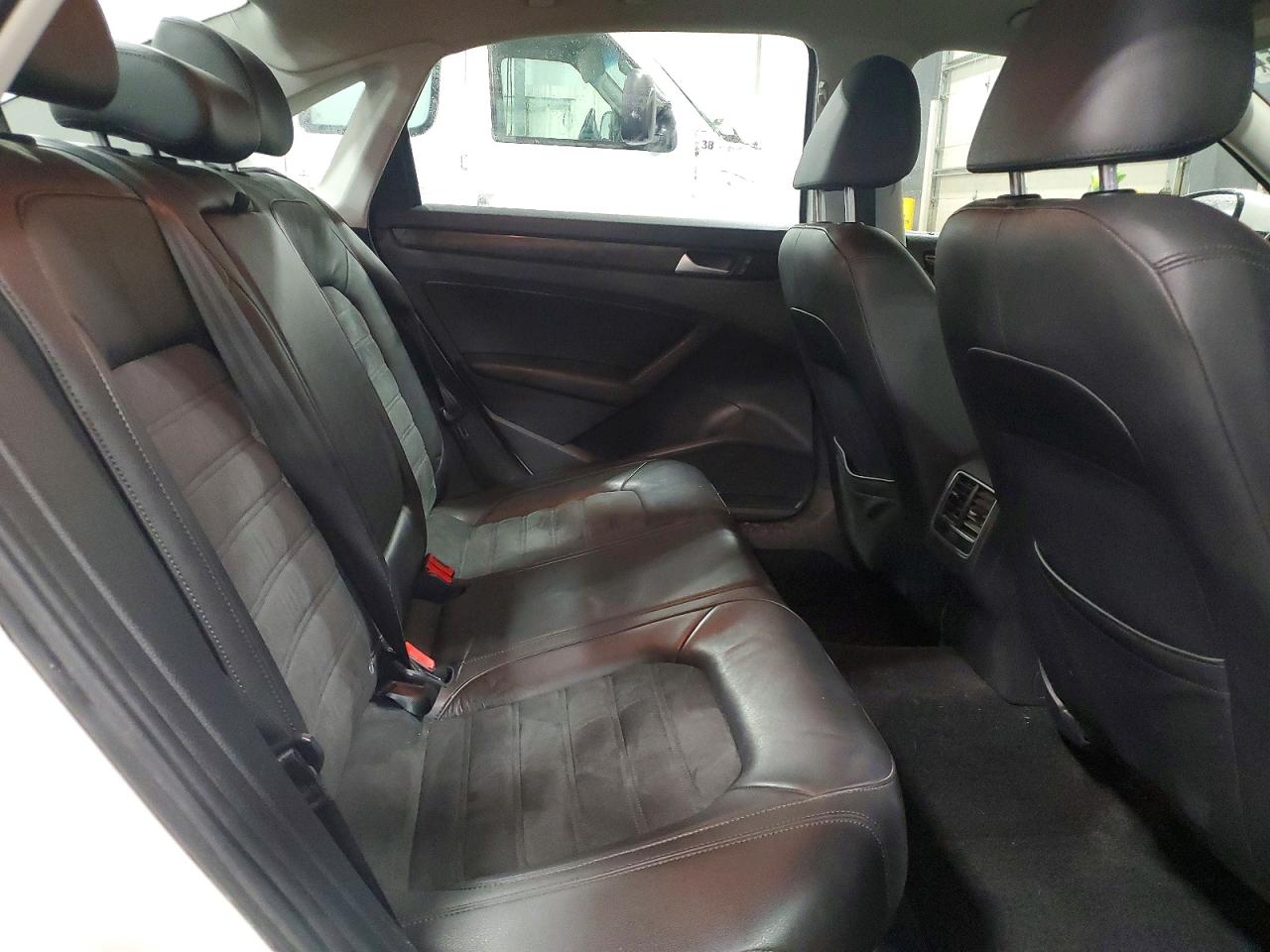 2015 VOLKSWAGEN PASSAT SEL photo 10