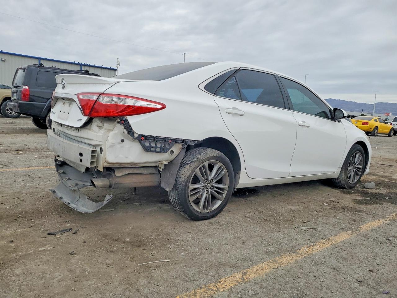 2015 TOYOTA CAMRY LE photo 3