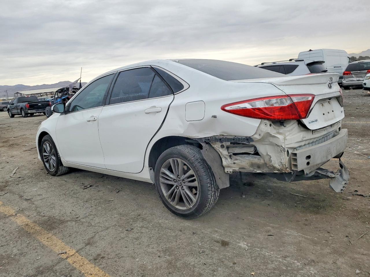 2015 TOYOTA CAMRY LE photo 2
