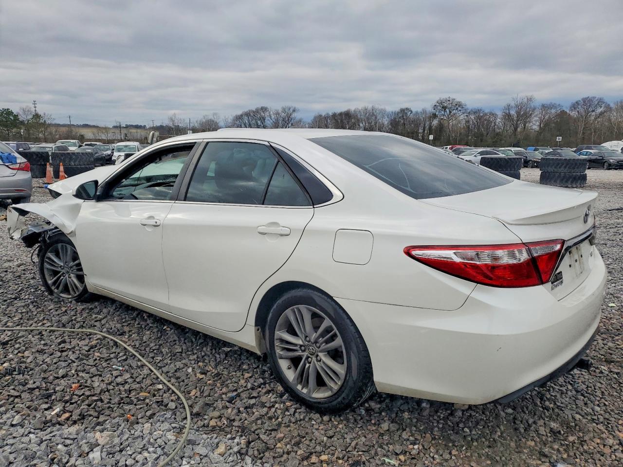 2015 TOYOTA CAMRY SE photo 4