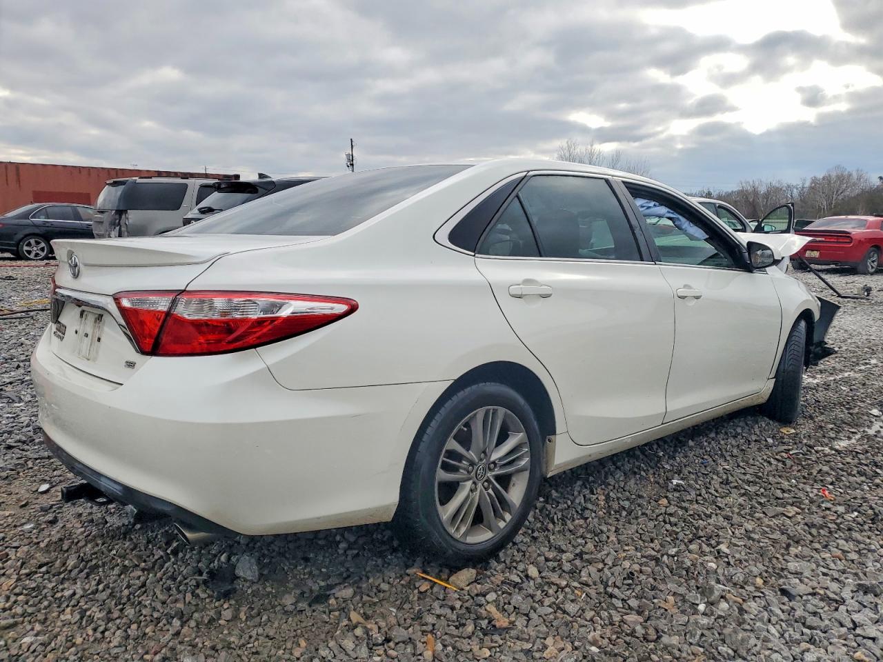 2015 TOYOTA CAMRY SE photo 7