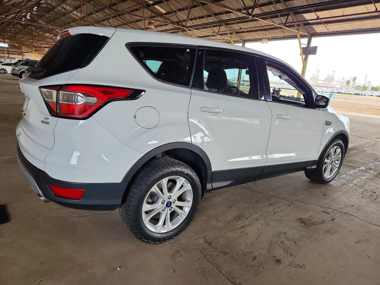2017 FORD ESCAPE SE photo 3