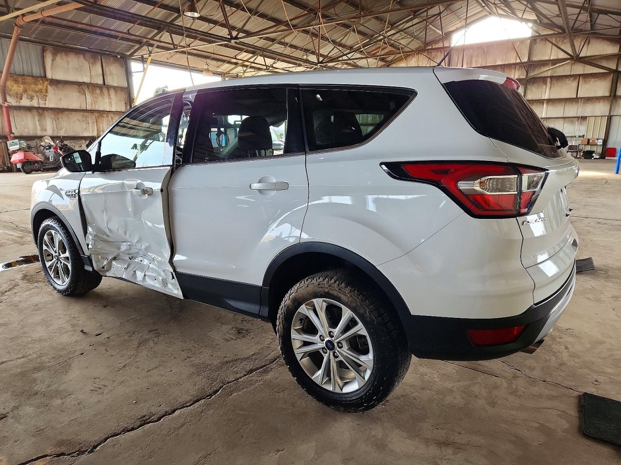 2017 FORD ESCAPE SE photo 2