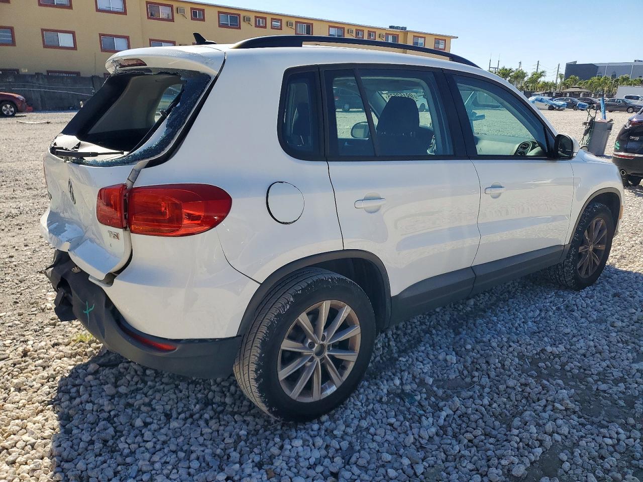 2017 VOLKSWAGEN TIGUAN S photo 3