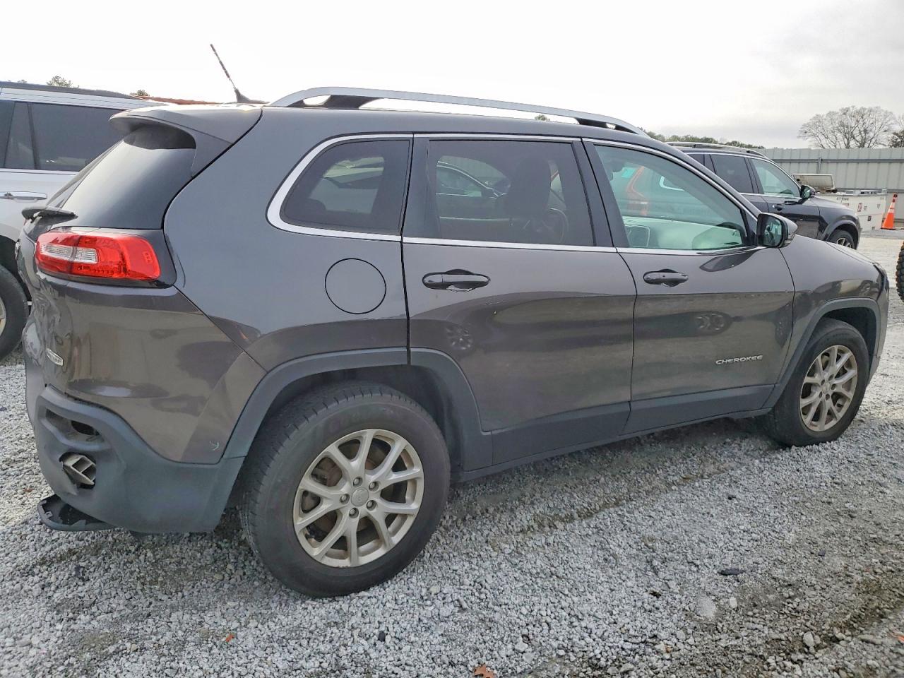 2016 JEEP CHEROKEE LATITUDE photo 3