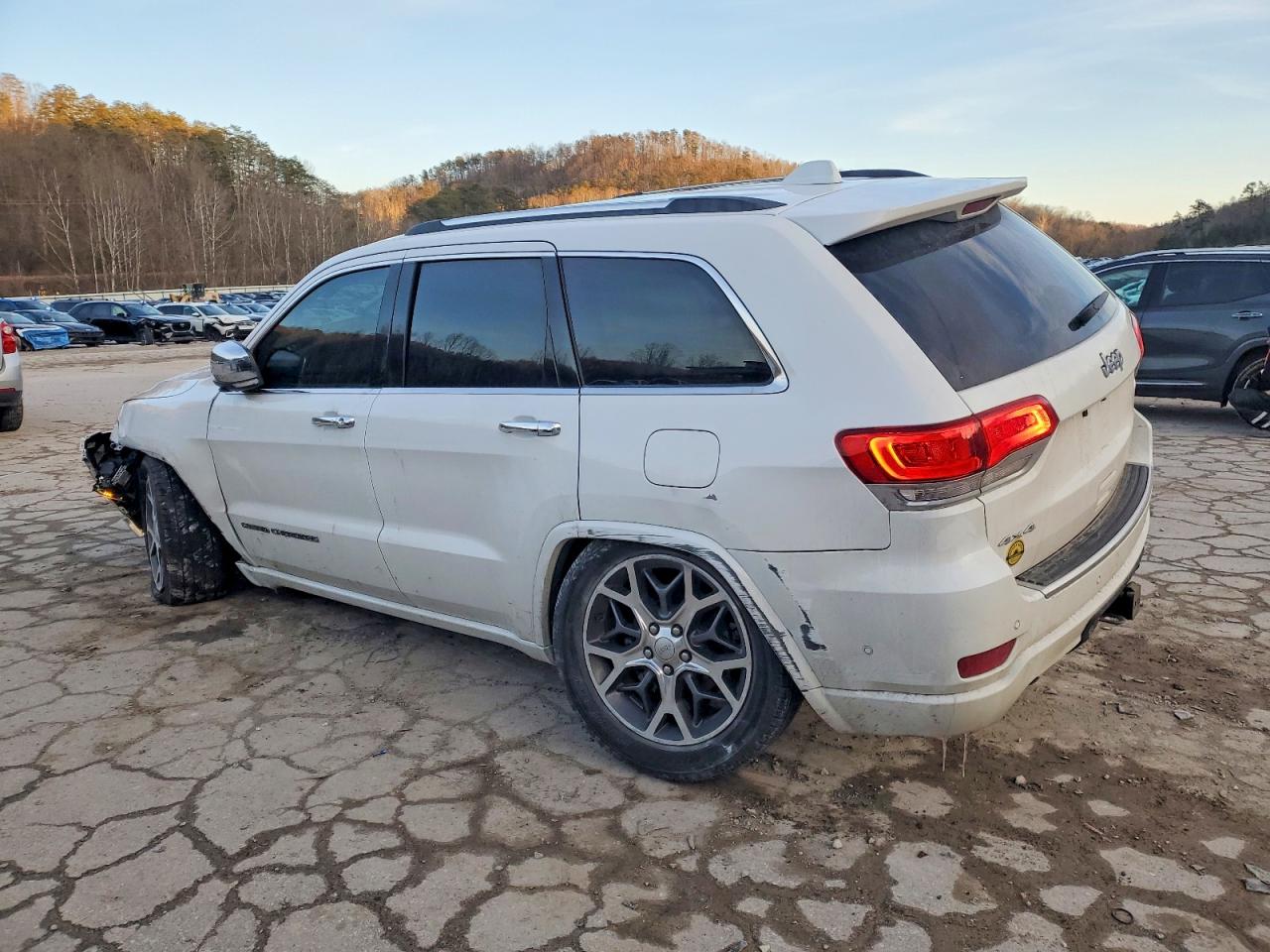 2020 JEEP GRAND CHEROKEE OVERLAND photo 2