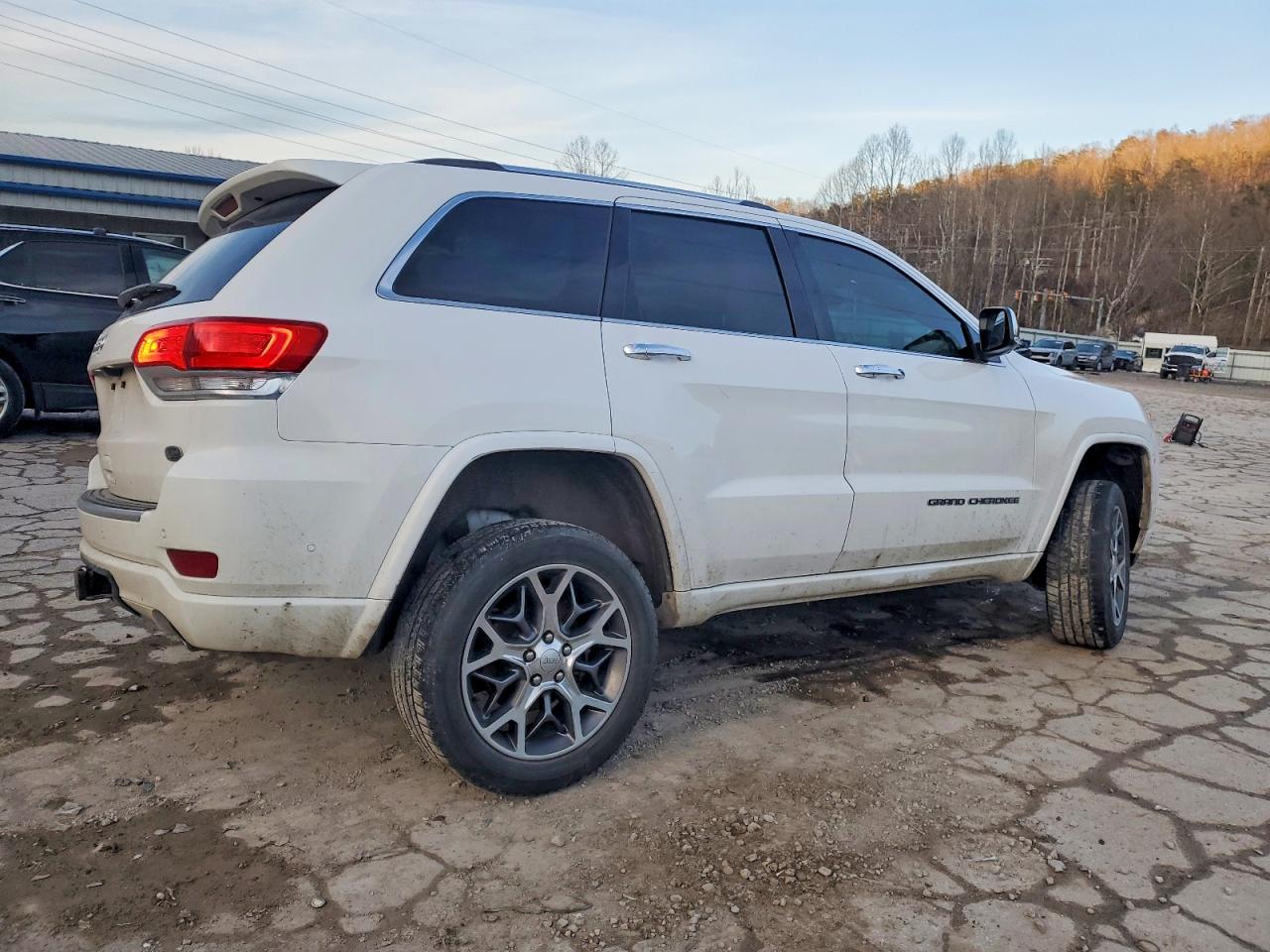 2020 JEEP GRAND CHEROKEE OVERLAND photo 3
