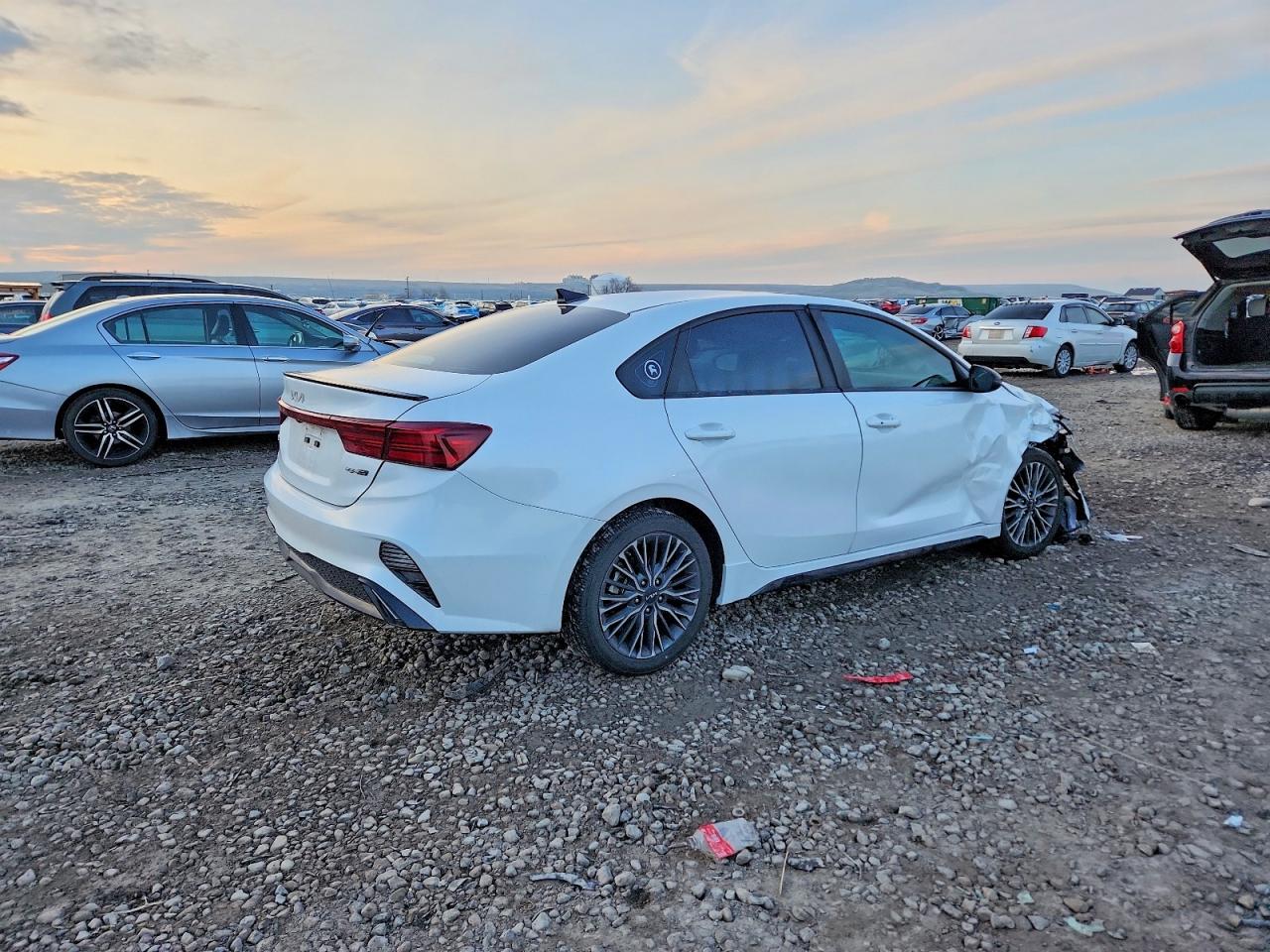 2023 KIA FORTE GT LINE photo 3