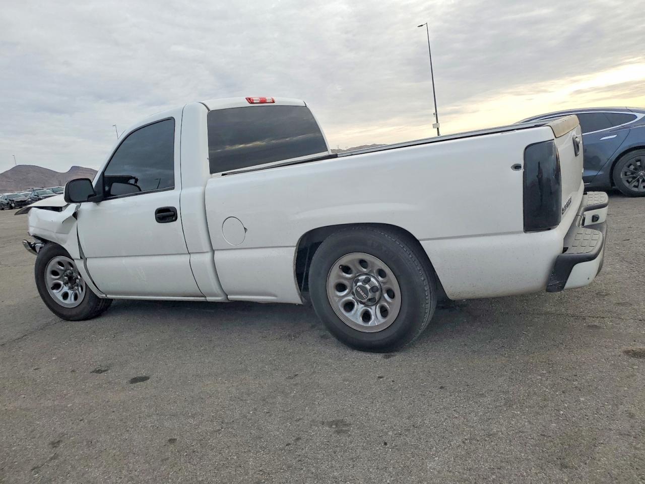 2007 GMC NEW SIERRA C1500 CLASSIC photo 2