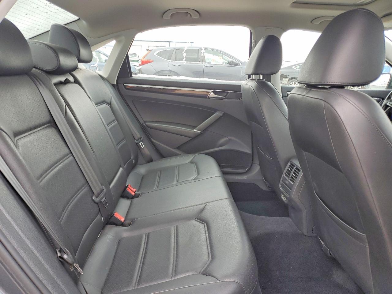 2019 VOLKSWAGEN PASSAT SE R-LINE photo 10