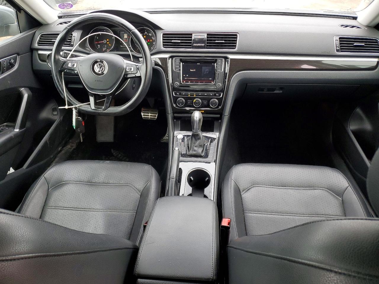 2019 VOLKSWAGEN PASSAT SE R-LINE photo 8