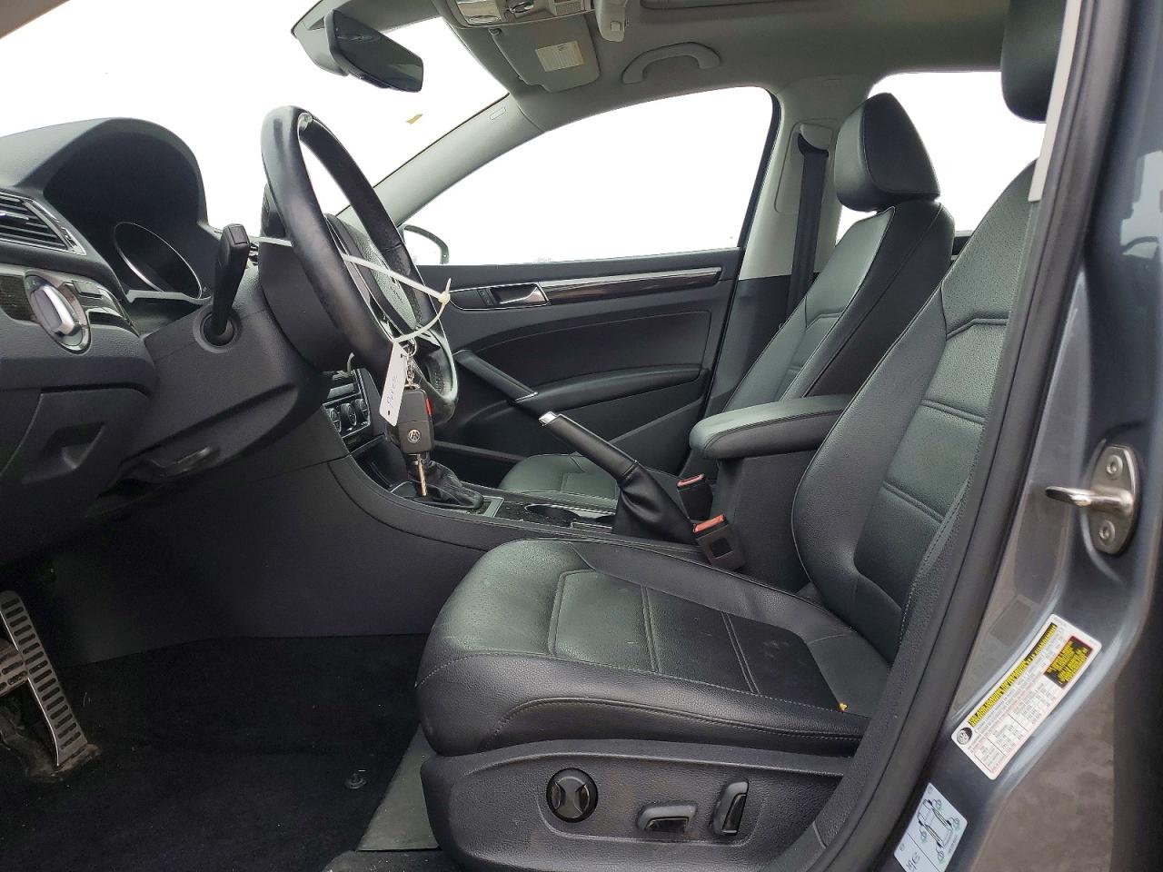 2019 VOLKSWAGEN PASSAT SE R-LINE photo 7