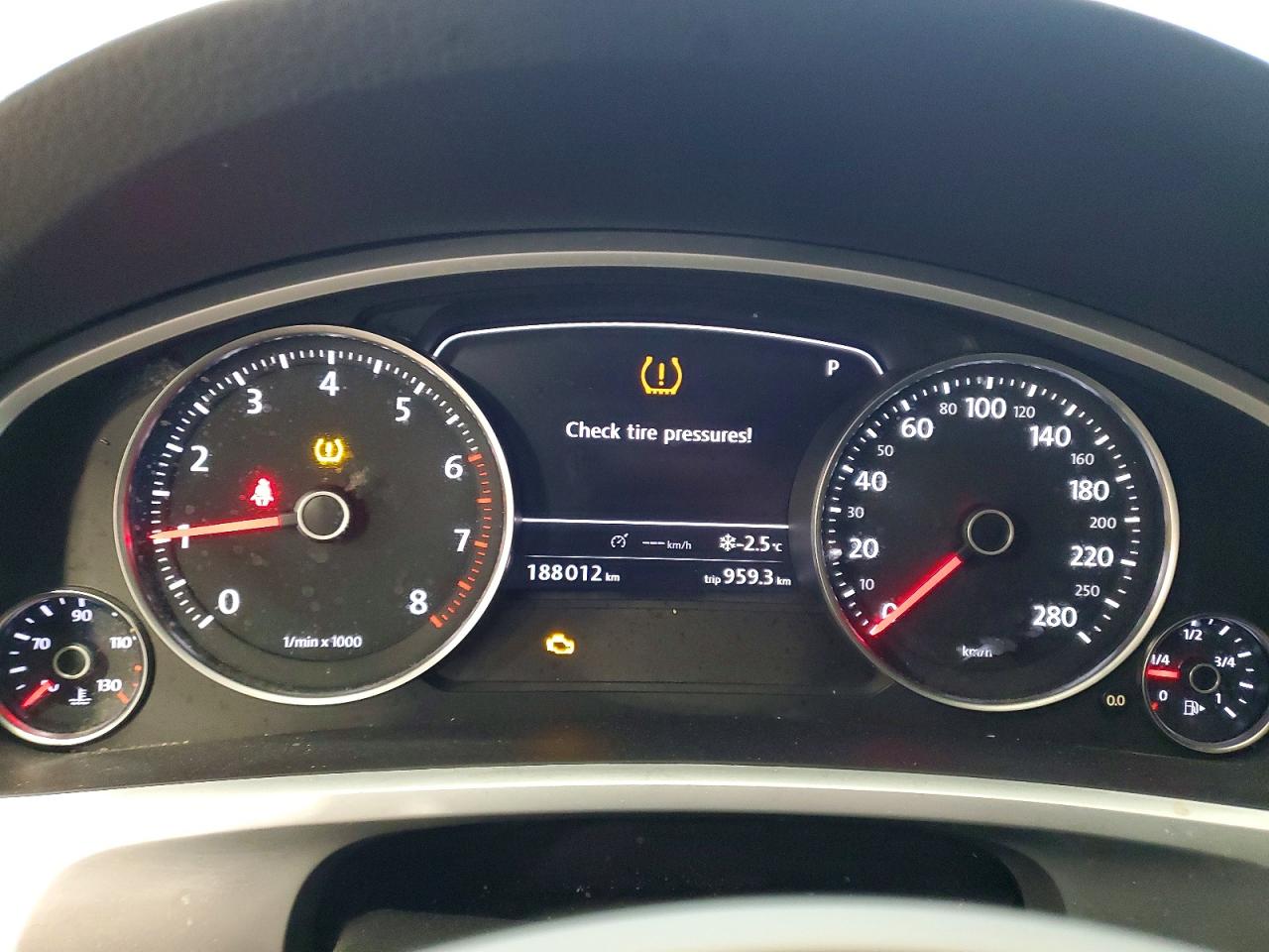 2011 VOLKSWAGEN TOUAREG V6 photo 9