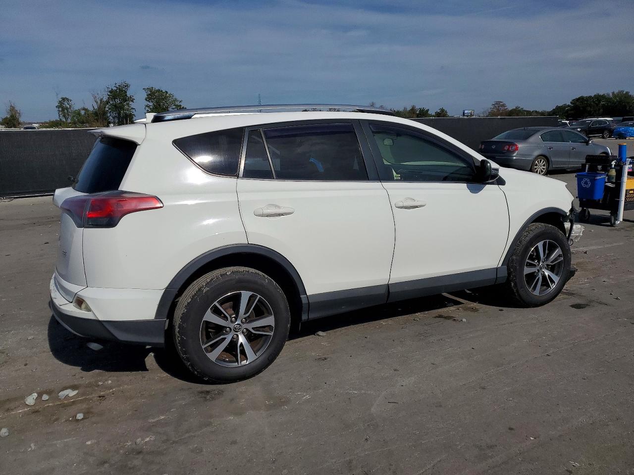 2016 TOYOTA RAV4 XLE photo 3