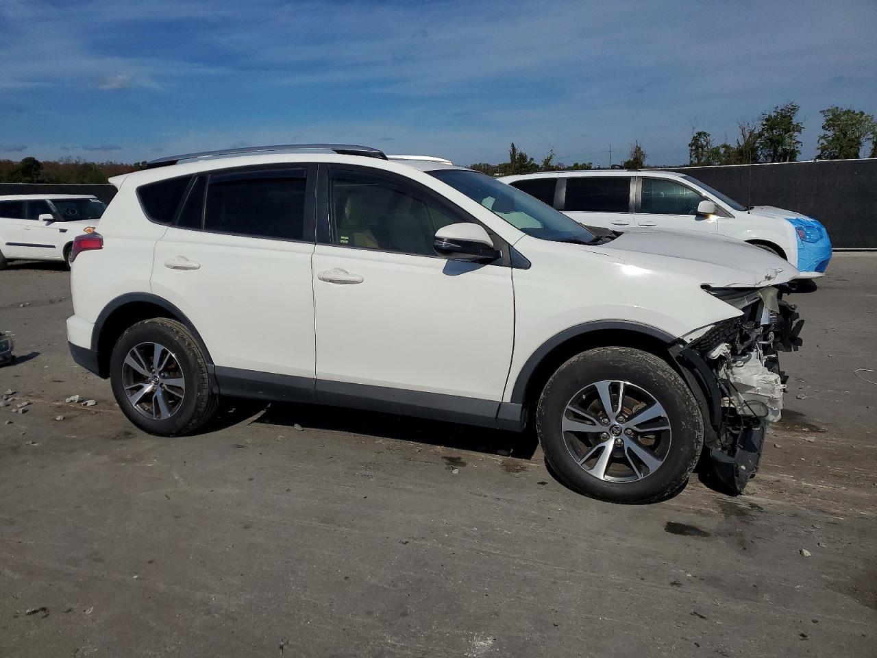 2016 TOYOTA RAV4 XLE photo 4