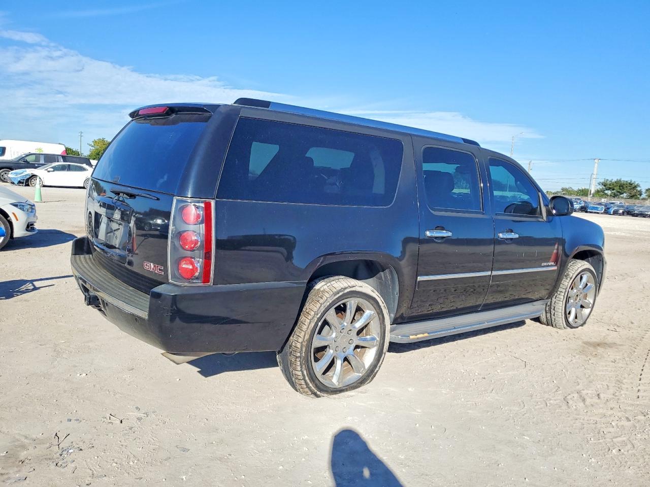 2011 GMC YUKON XL DENALI photo 5