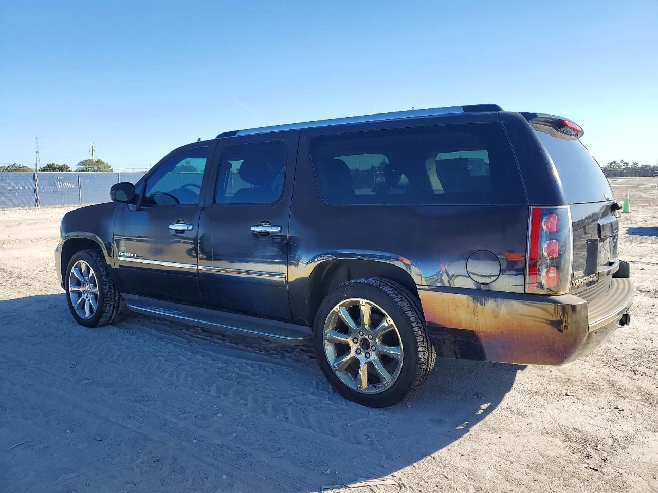 2011 GMC YUKON XL DENALI photo 3
