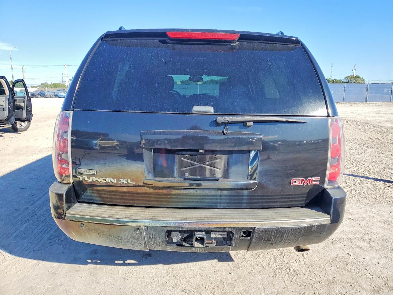 2011 GMC YUKON XL DENALI photo 11