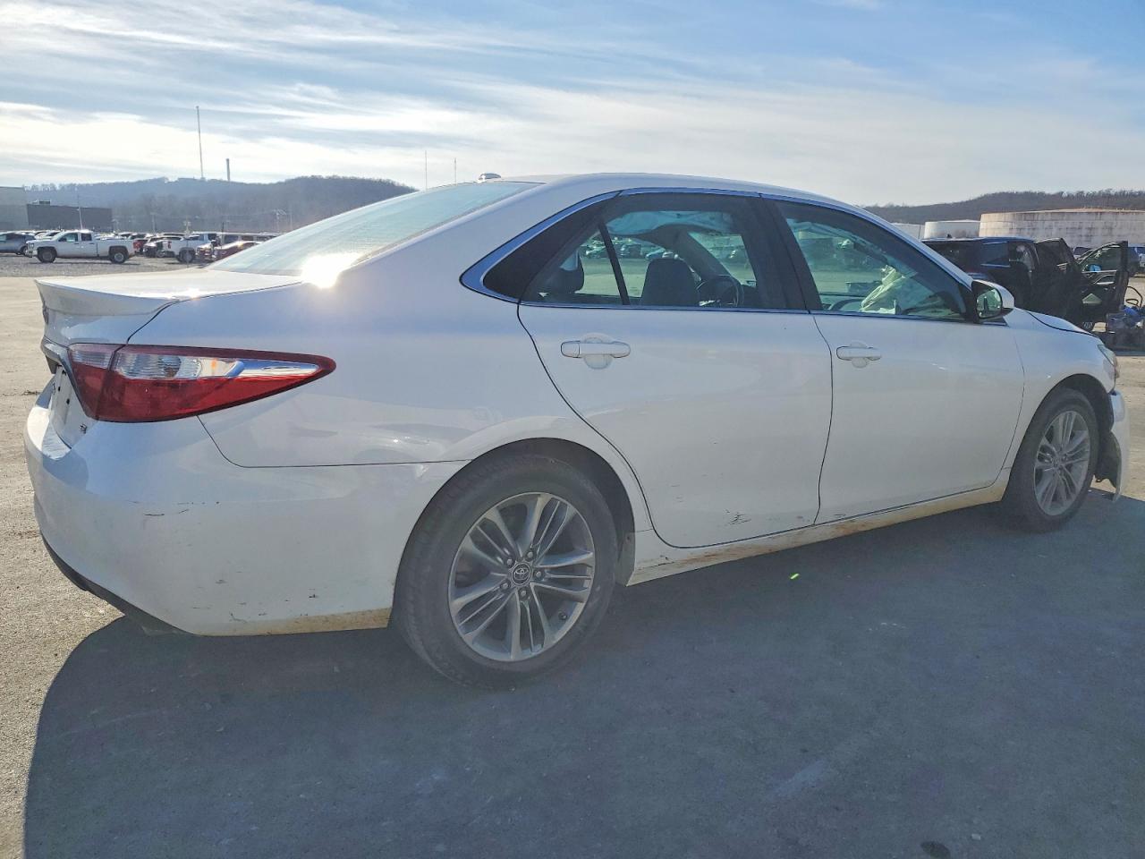 2016 TOYOTA CAMRY LE photo 3