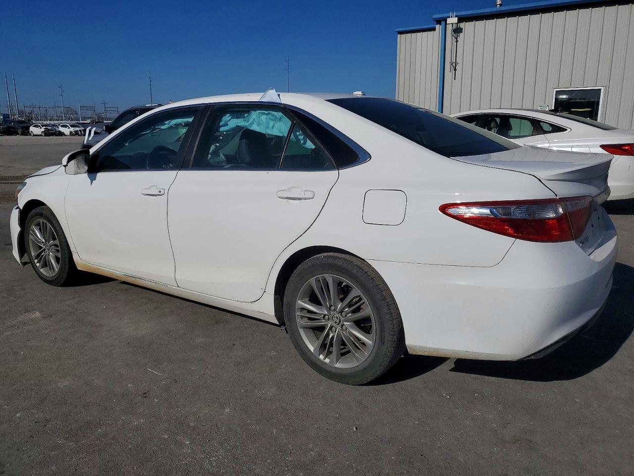 2016 TOYOTA CAMRY LE photo 2