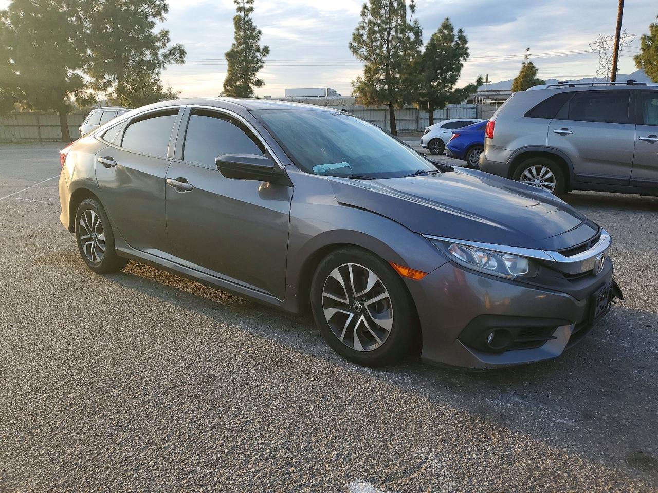 2017 HONDA CIVIC LX photo 4
