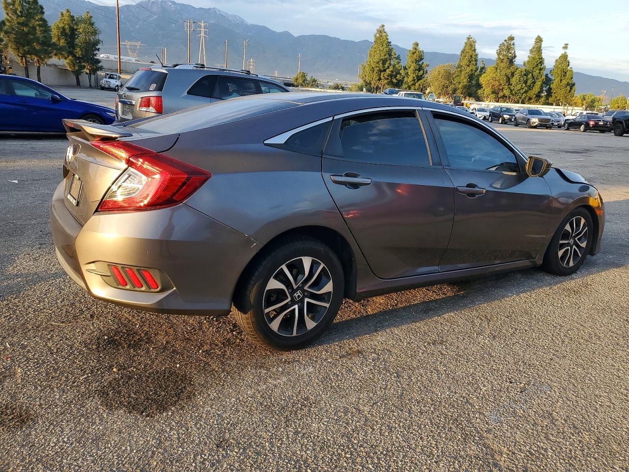 2017 HONDA CIVIC LX photo 3