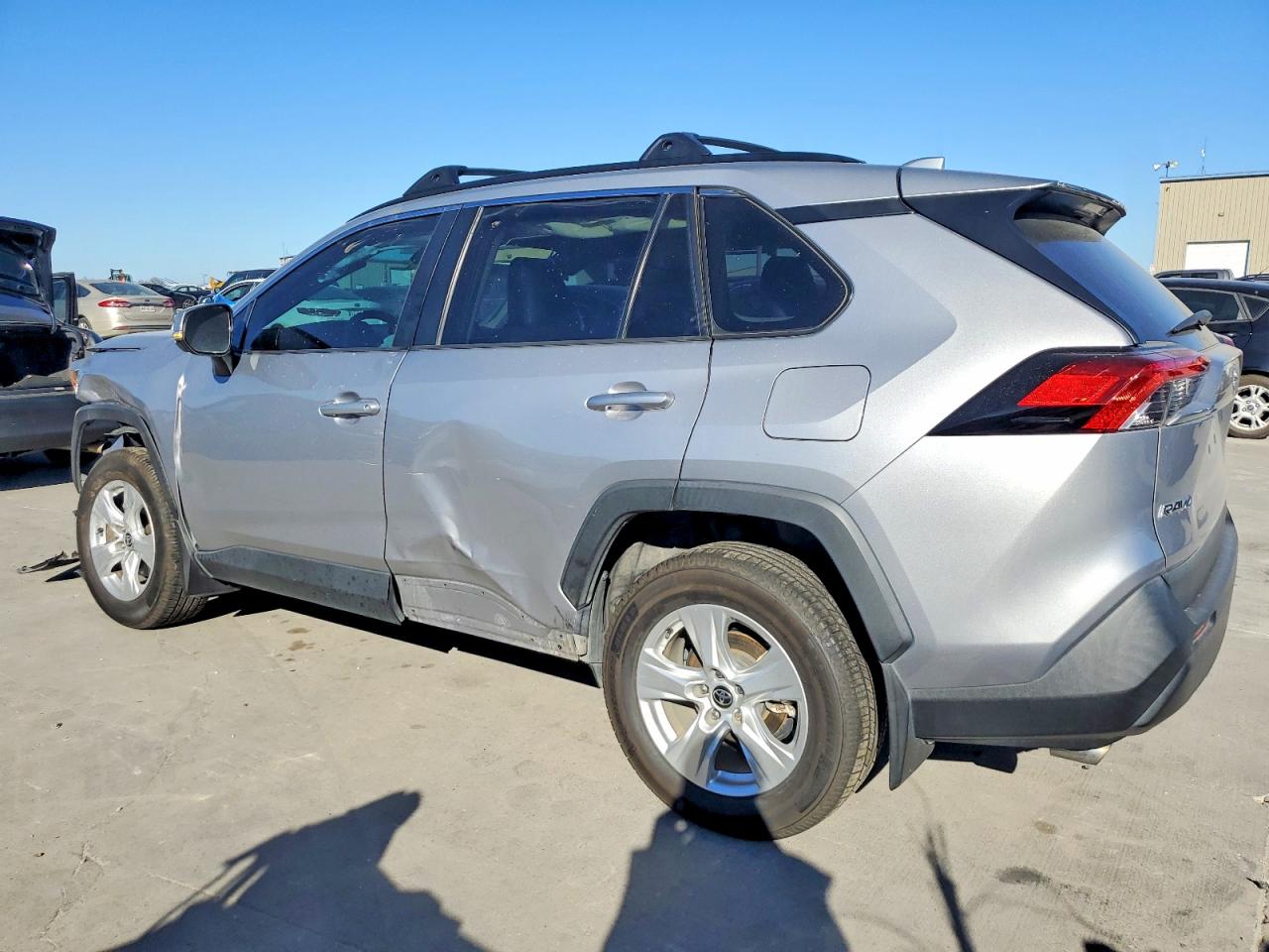 2021 TOYOTA RAV4 XLE photo 2