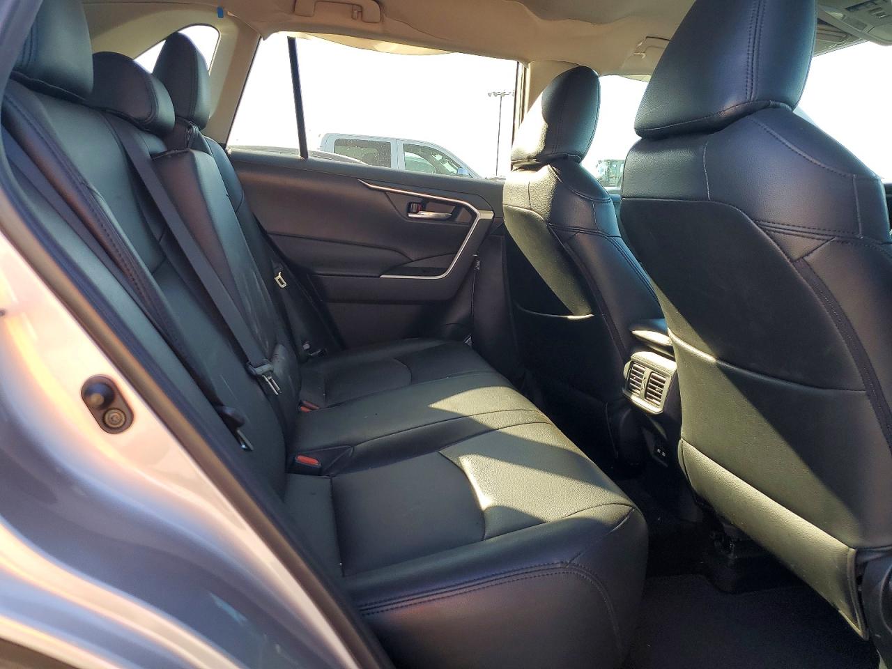 2021 TOYOTA RAV4 XLE photo 11