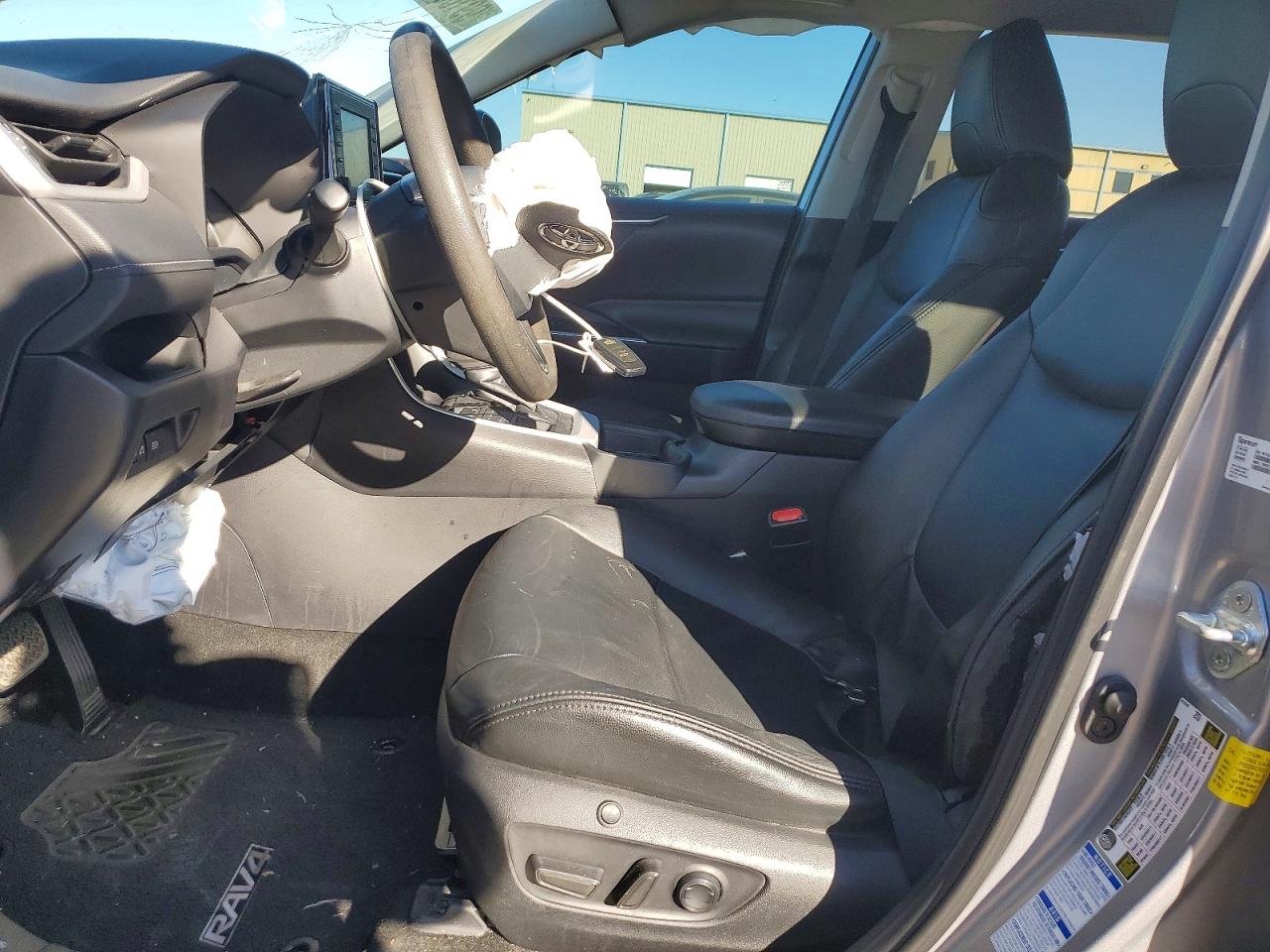 2021 TOYOTA RAV4 XLE photo 7