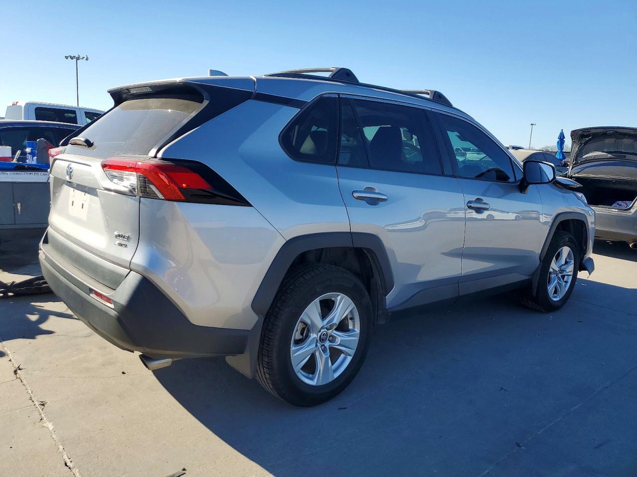 2021 TOYOTA RAV4 XLE photo 3