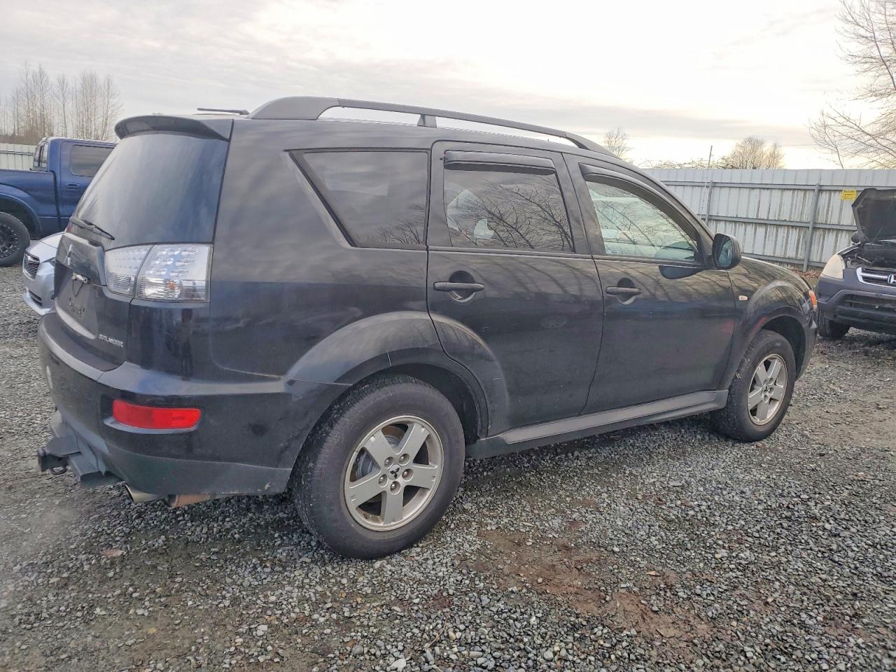 2010 MITSUBISHI OUTLANDER ES photo 3