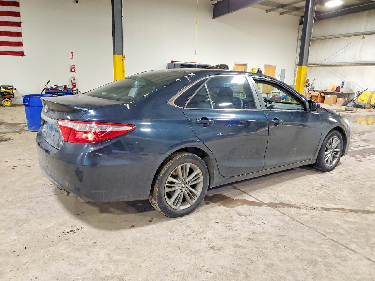 2016 TOYOTA CAMRY LE photo 3