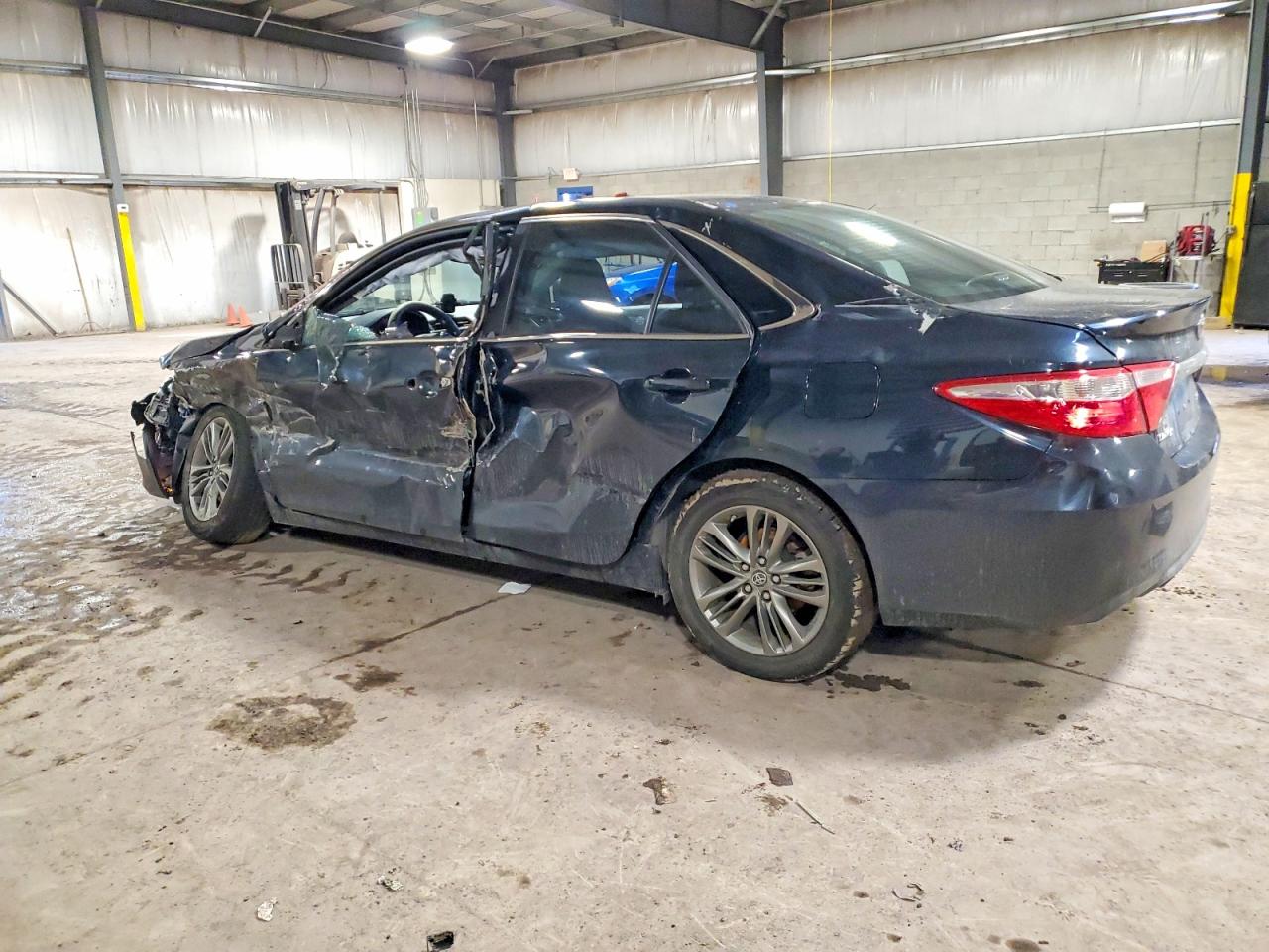 2016 TOYOTA CAMRY LE photo 2