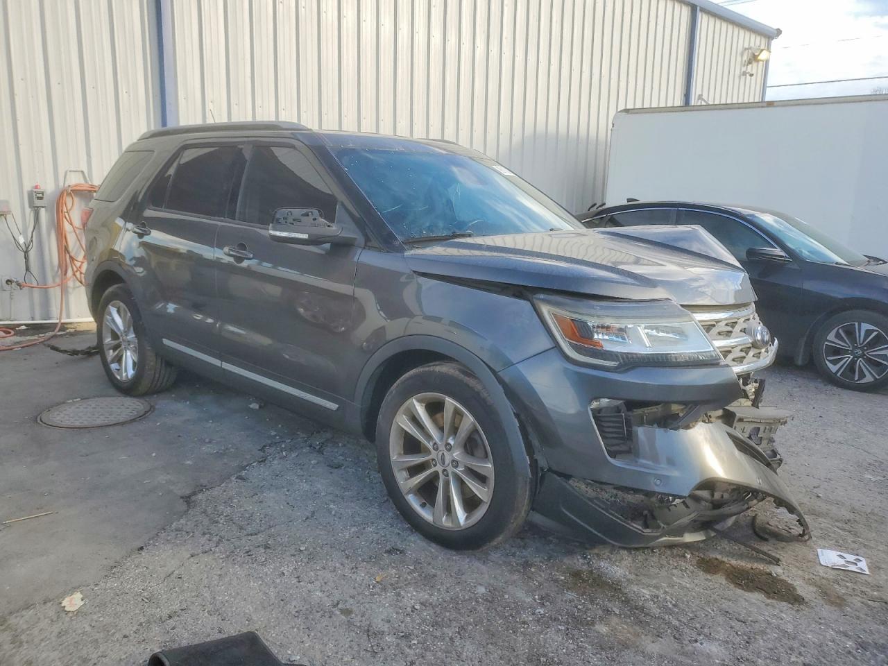 2018 FORD EXPLORER XLT photo 4