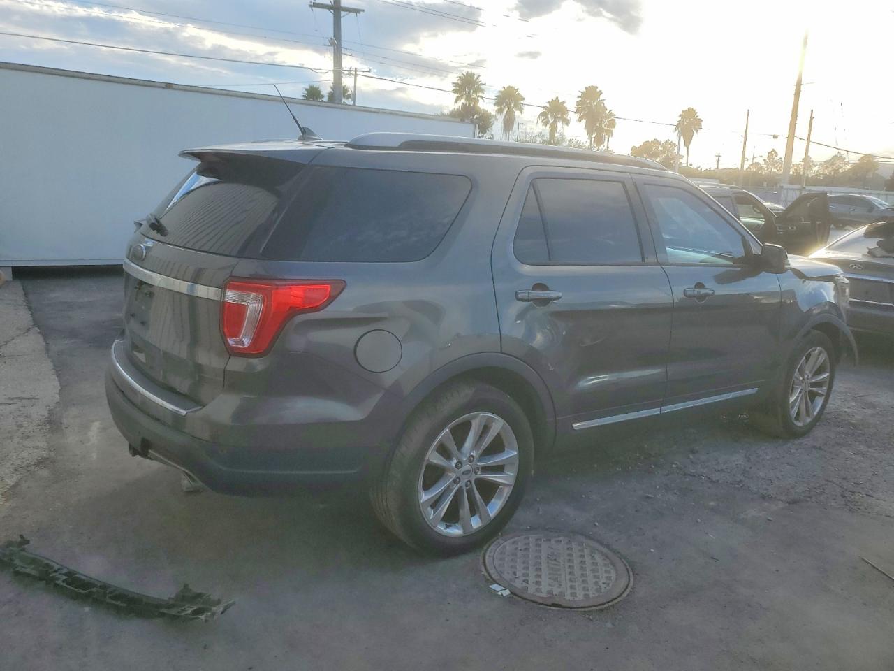 2018 FORD EXPLORER XLT photo 3