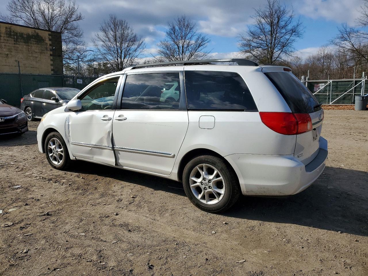 2006 TOYOTA SIENNA XLE photo 3