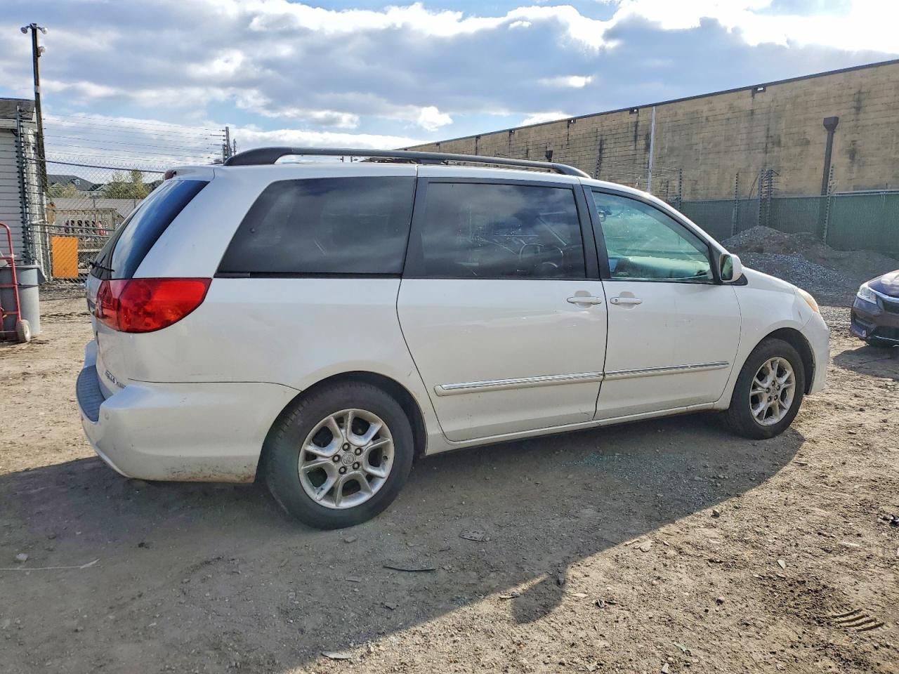 2006 TOYOTA SIENNA XLE photo 5