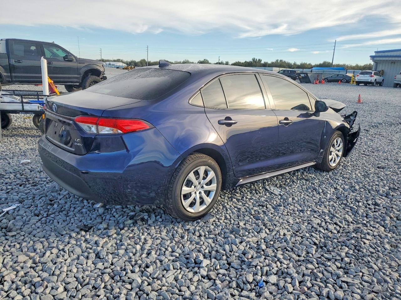 2025 TOYOTA COROLLA LE photo 3