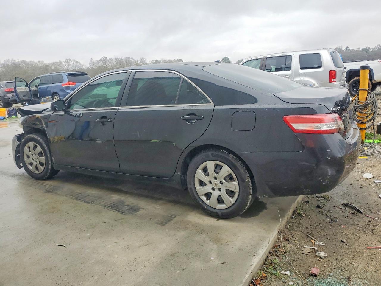 2010 TOYOTA CAMRY BASE photo 3