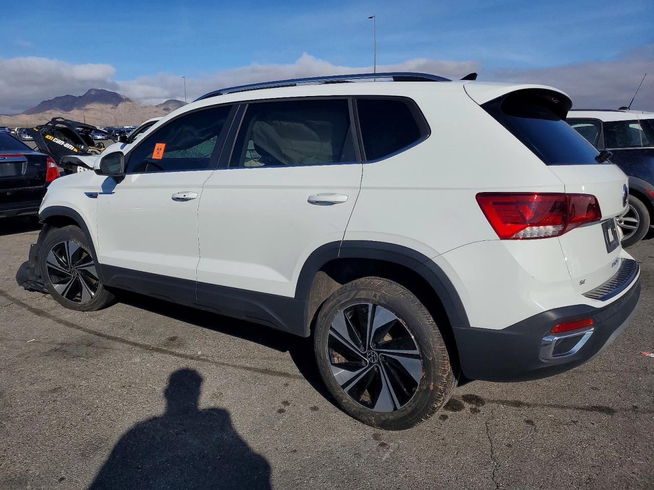 2024 VOLKSWAGEN TAOS SE photo 2