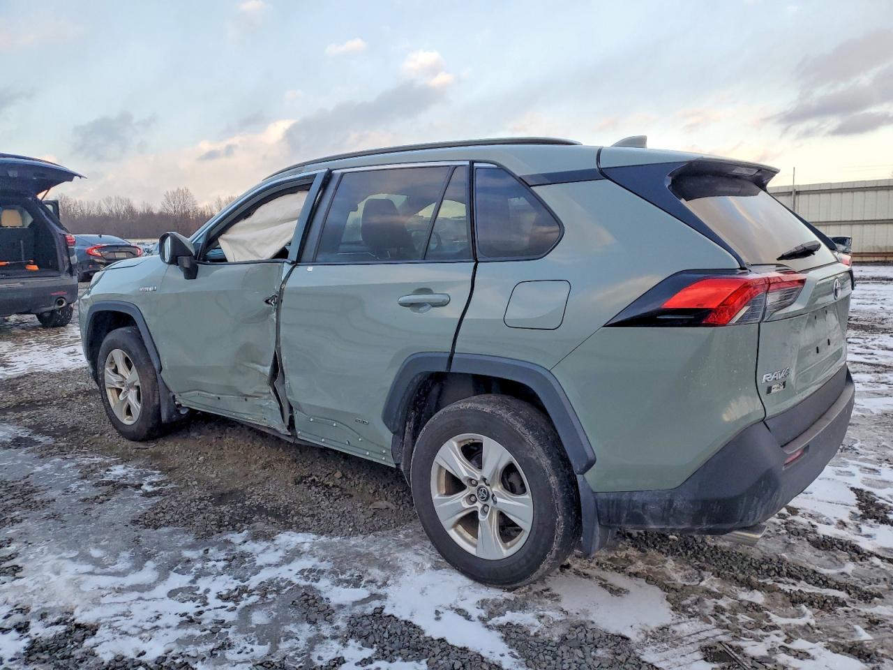 2019 TOYOTA RAV4 XLE photo 2