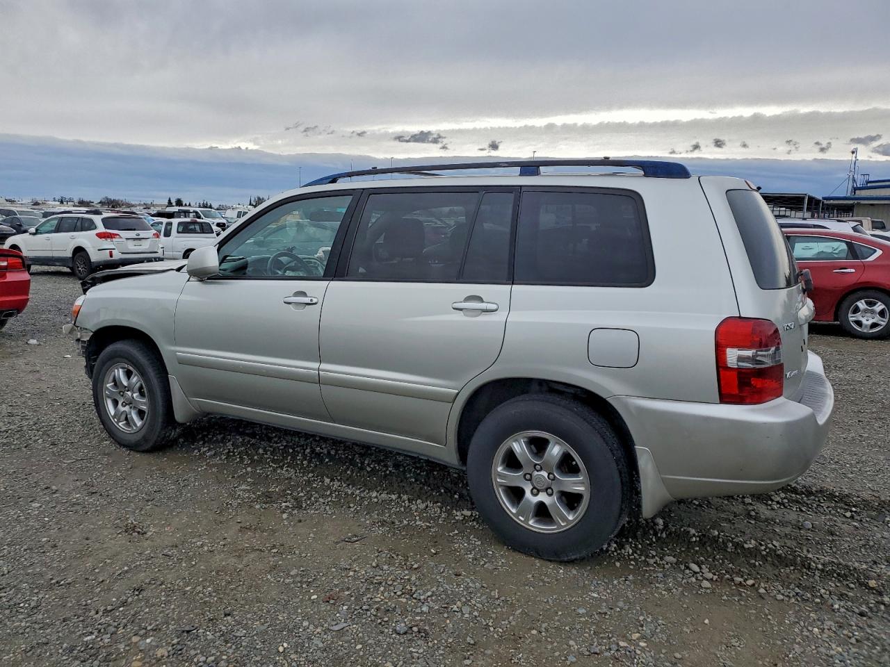 2004 TOYOTA HIGHLANDER photo 2