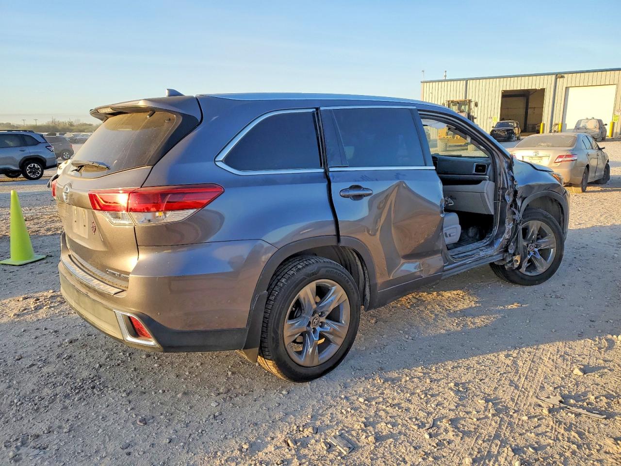 2019 TOYOTA HIGHLANDER LIMITED photo 3