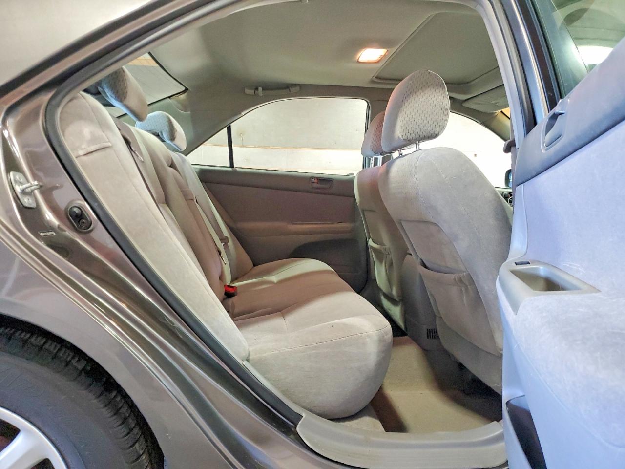 2004 TOYOTA CAMRY LE photo 10